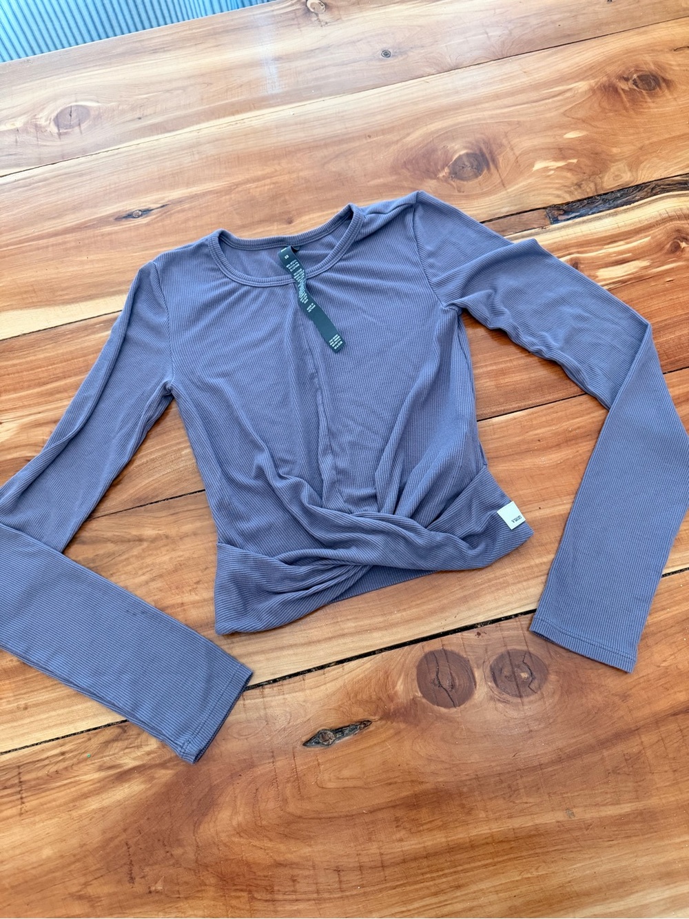Vuori Twist Front Long Sleeve Crop Top in Dusty Purple, XS, Good Condition 💜